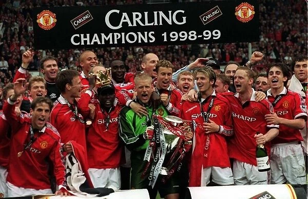Manchester United players celebrate May 1999 after winning 2-1 against Tottenham