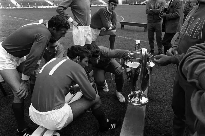 Framed Print : Manchester United players look at the European cup 1968 during photcall after beating Framed Print : Manchester United players look at the European cup 1968 during photcall after beating