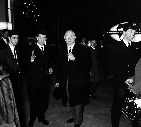 Manchester United Players return home victorious after beating Benfica - George Best