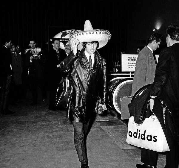 Manchester United Players return home victorious after beating Benfica - George Best