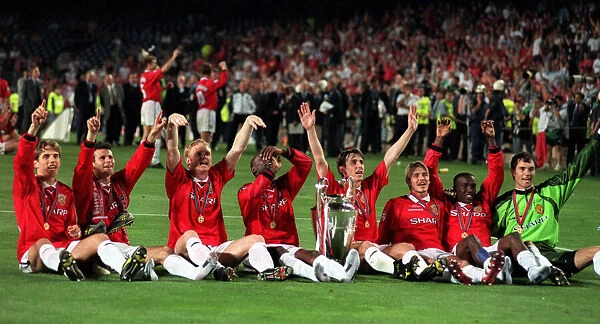 Manchester United Team celebrate after winning European Cup May 1999