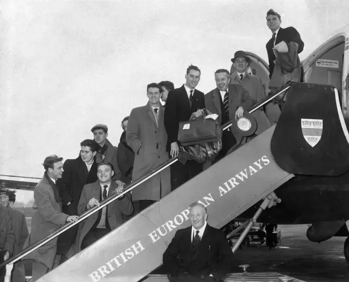 Framed Print : Manchester United Team at Ringway Airport for the European cup match with Borussia