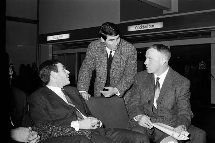 Framed Print : Manchester United full back Tonny Dunne chats with Liverpool manager Bill Shankly Framed Print : Manchester United full back Tonny Dunne chats with Liverpool manager Bill Shankly