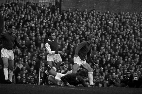 Manchester United v Arsenal 1964. 28th November 1964