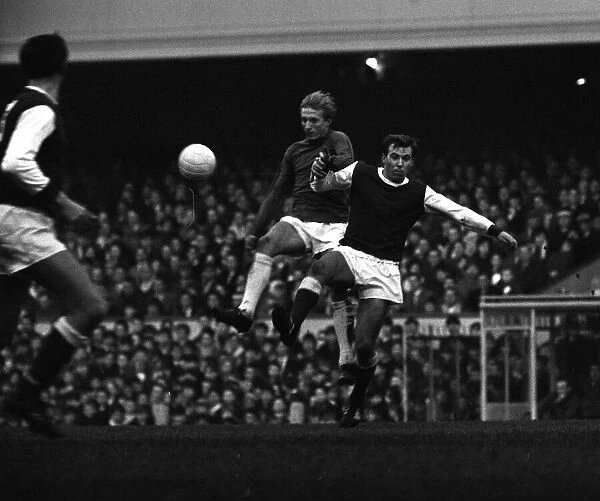 Manchester United v Arsenal 28th November 1964