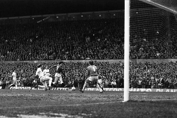 Manchester United v. Aston Villa. March 1985 MF20-12-021 The final score was a