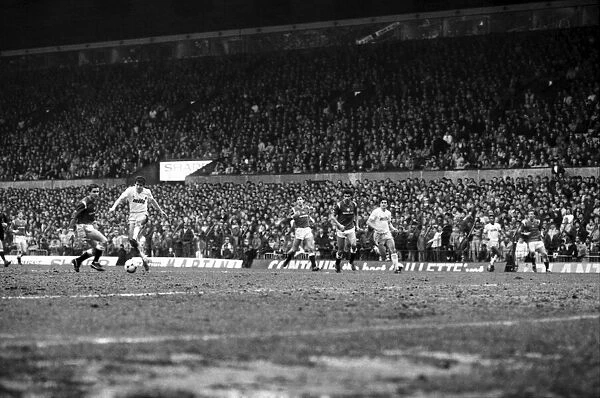 Manchester United v. Aston Villa. March 1985 MF20-12-014 The final score was a