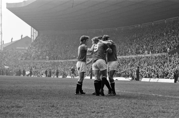Framed Print : Manchester United v Blackpool, League Division Two, final score 4-0 to Manchester United Framed Print : Manchester United v Blackpool, League Division Two, final score 4-0 to Manchester United