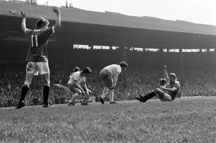 Framed Print : Manchester United v Blackpool, League Division Two, final score 4-0 to Manchester United Framed Print : Manchester United v Blackpool, League Division Two, final score 4-0 to Manchester United