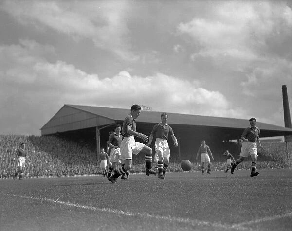 Manchester United v Chelsea. Division One football season 1952  /  53