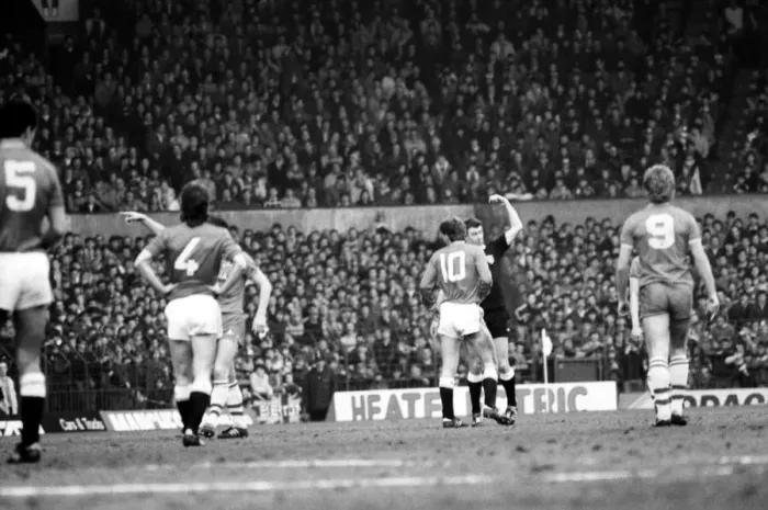 Framed Print : Manchester United v. Everton. March 1985 MF20-09-059 The final score was a one all Framed Print : Manchester United v. Everton. March 1985 MF20-09-059 The final score was a one all
