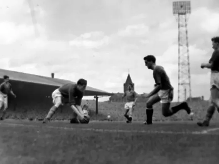 Framed Print : Manchester United v Leeds United-Tommy Taylor is beaten to the ball by Leeds keeper Wood