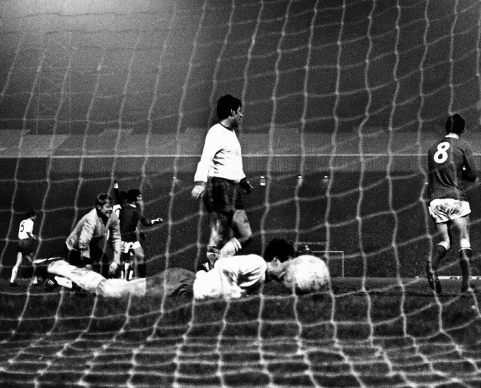 Framed Print : Manchester United v Rapid Vienna - 1969 George Best in action Framed Print : Manchester United v Rapid Vienna - 1969 George Best in action