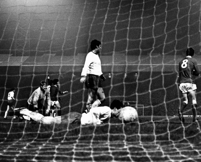 Framed Print : Manchester United v Rapid Vienna - 1969 George Best in action against Rapid Vienna Framed Print : Manchester United v Rapid Vienna - 1969 George Best in action against Rapid Vienna