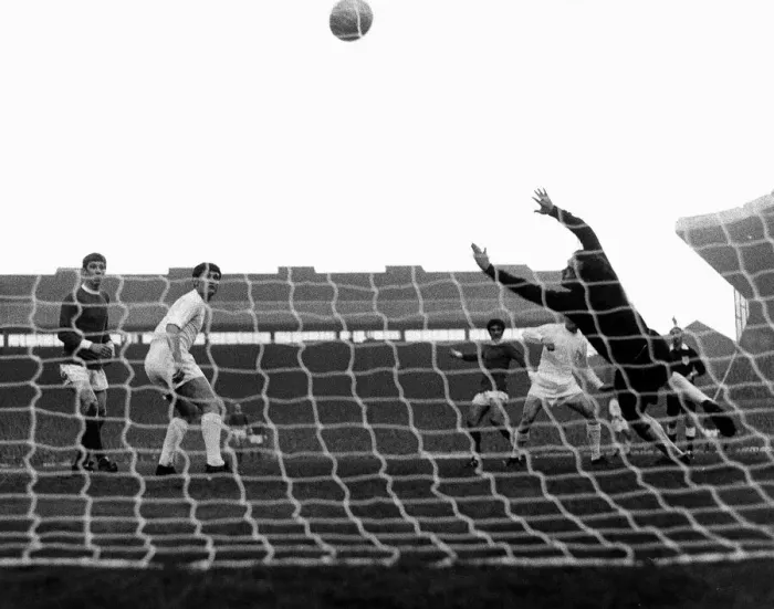 Framed Print : Manchester United v Real Madrid - 1968 Framed Print : Manchester United v Real Madrid - 1968