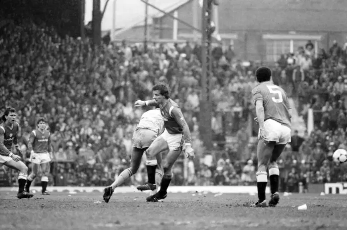 Framed Print : Manchester United v. Sunderland. April 1985 MF21-03-027 The final score was a two all Framed Print : Manchester United v. Sunderland. April 1985 MF21-03-027 The final score was a two all