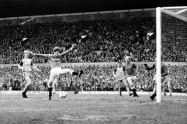 Manchester United v. Sunderland. April 1985 MF21-03-020 The final score was a two all