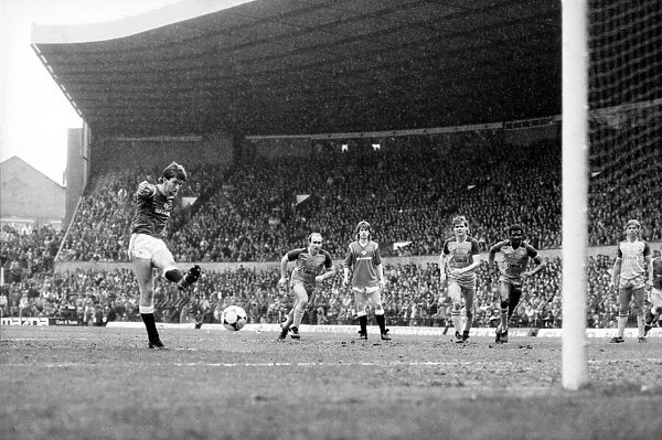 Manchester United v. Sunderland. April 1985 MF21-03-008 The final score was a two all