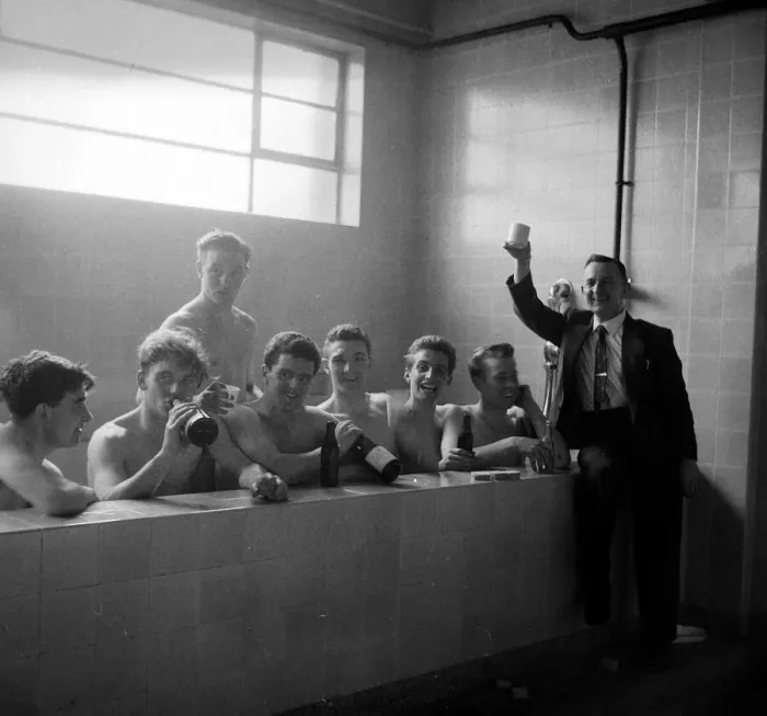 Framed Print : Manchester United v Sunderland-Walter Crickmer celebrates with players after winning