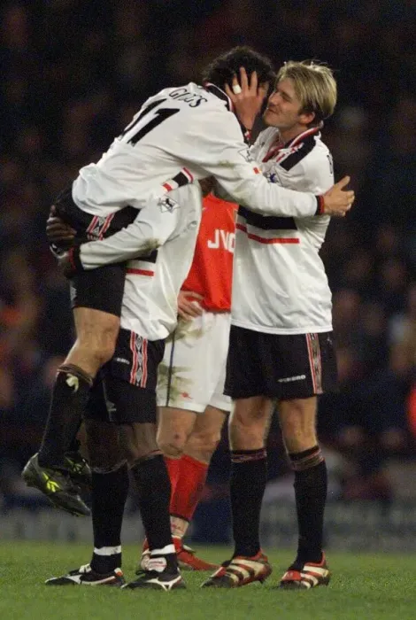 Framed Print : Manchester United winger David Beckham kisses team mate Ryan Giggs after scored in