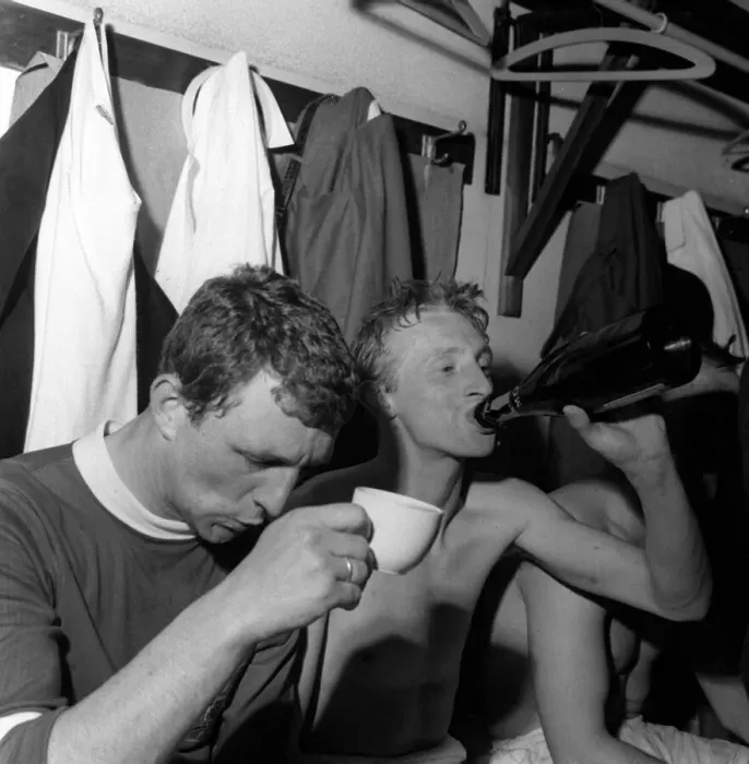 Framed Print : Manchester Uniteds Denis Law drinking champagne in the dressing room at Wembley with