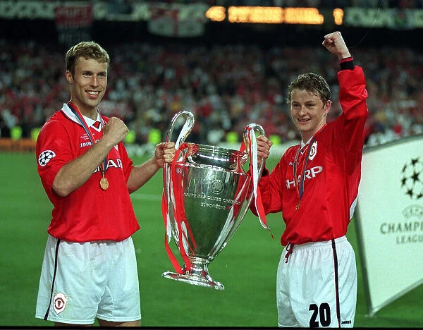 Manchester Uniteds Dwight Yorke and Ronny Johnsen May 1999 with the Champions