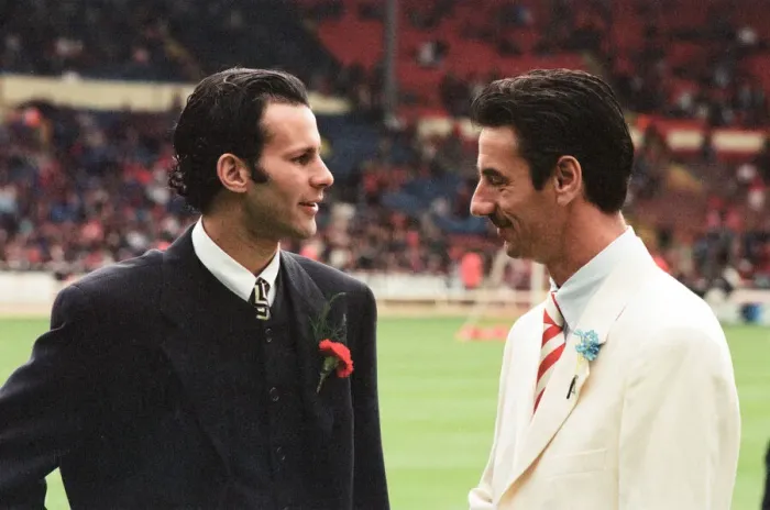 Framed Print : Manchester Uniteds Ryan Giggs (left) comes face to face with Liverpool