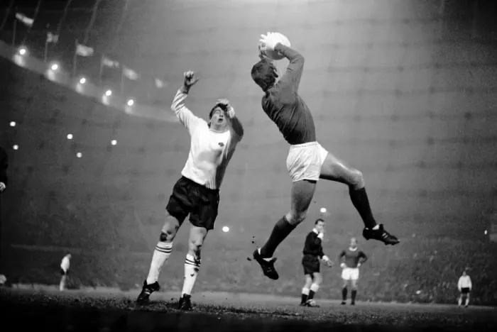 Framed Print : Manchester Utd v Derby County. United goalkeeper Alec Stepney gathers the ball Framed Print : Manchester Utd v Derby County. United goalkeeper Alec Stepney gathers the ball