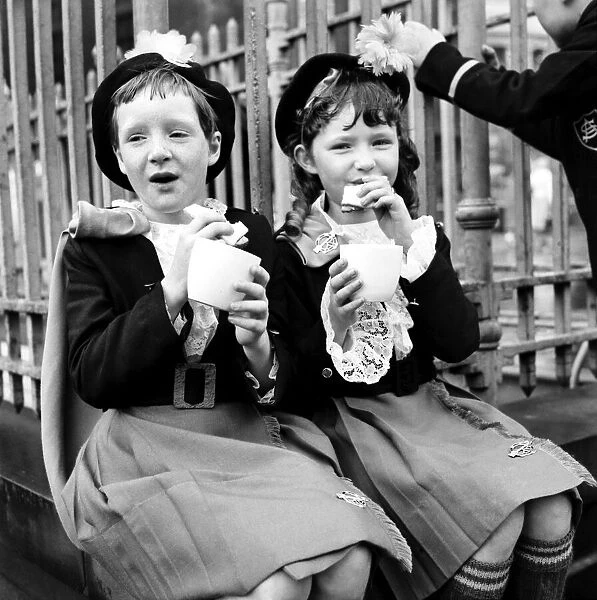 Manchester Whit Walks. Children  /  Crowds  /  Celebrations. June 1960 M4479-012