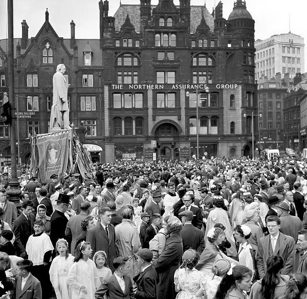 Manchester Whit Walks. Children  /  Crowds  /  Celebrations. June 1960 M4479-011