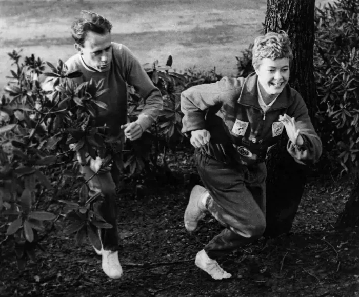 Framed Print : Mandy Holdsworth Huddersfield leads Derek Ibbotson in a training session