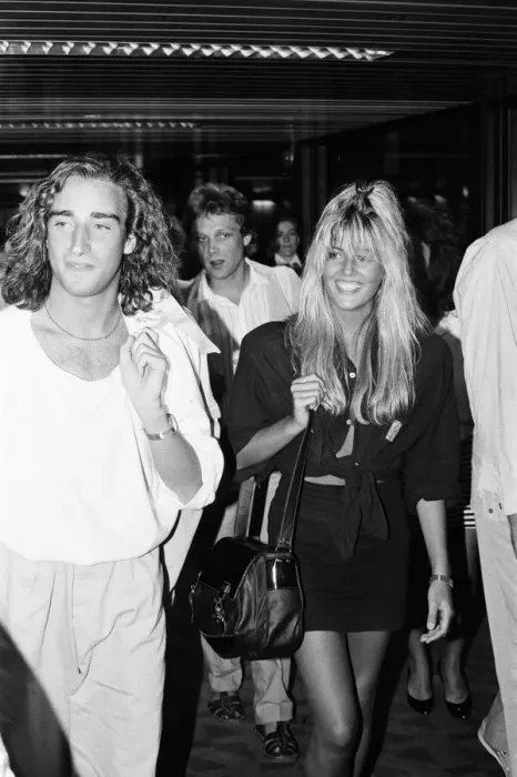 Framed Print : Mandy Smith at Gatwick Airport with her family and boyfriend Keith Daley