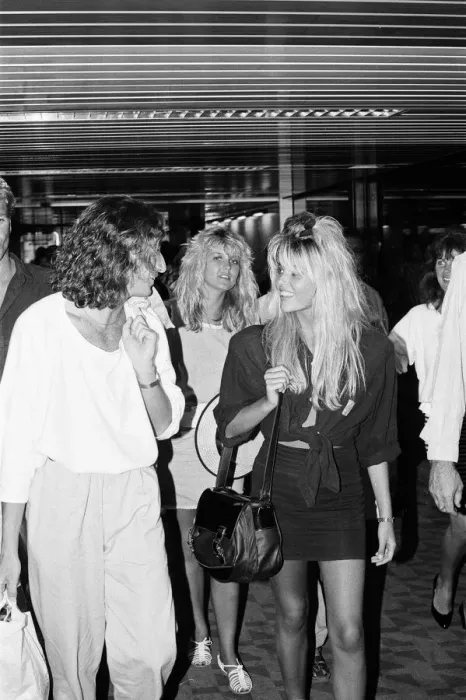 Framed Print : Mandy Smith at Gatwick Airport with her family and boyfriend Keith Daley