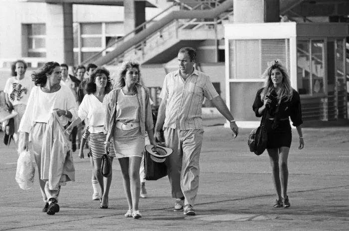 Framed Print : Mandy Smith at Gatwick Airport with her family including mother Patsy Smith