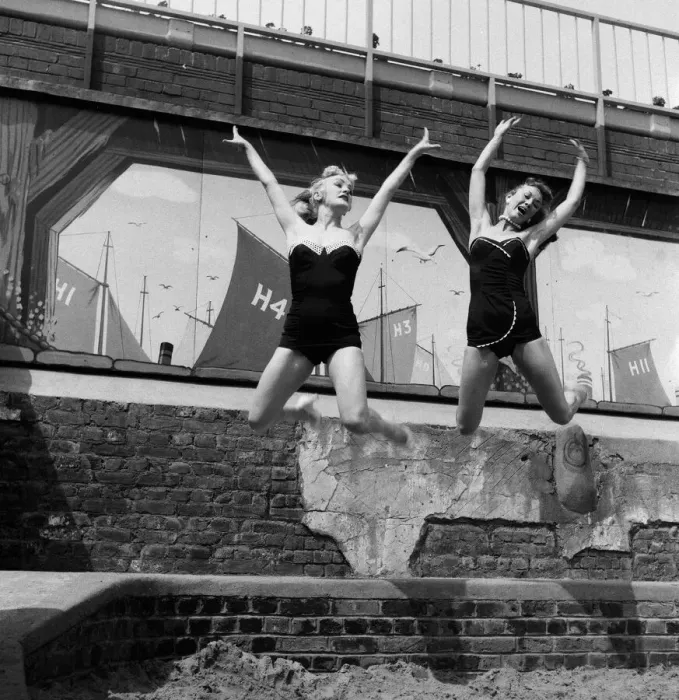 Framed Print : The Manhattans, American dancers, Beverley (blonde hair) and Sue Framed Print : The Manhattans, American dancers, Beverley (blonde hair) and Sue