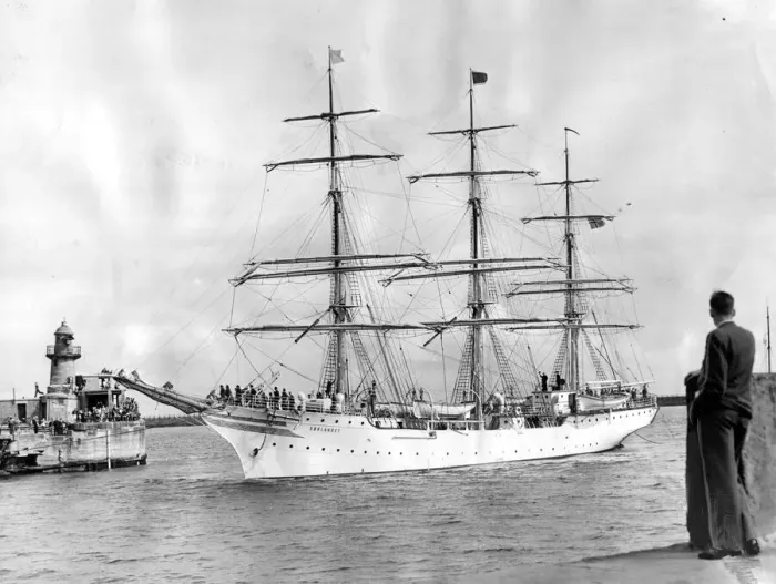 Framed Print : Manned by cadets, the Norwegian training ship Sorlandet is seen entering the River Wear