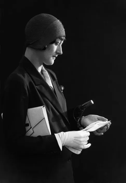 Framed Print : Mannequin seen here modelling the latest 1932 summer fashions 1st July 1932