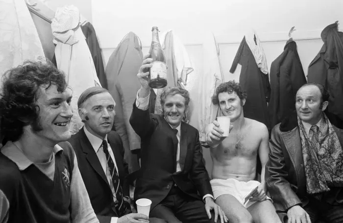 Framed Print : Mansfield 1-1 Aston Villa, League Three match at Field Mill, Monday 24th April 1972 Framed Print : Mansfield 1-1 Aston Villa, League Three match at Field Mill, Monday 24th April 1972