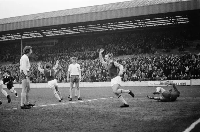 Framed Print : Mansfield 1-1 Aston Villa, League Three match at Field Mill, Monday 24th April 1972