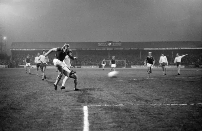 Framed Print : Mansfield 1-1 Aston Villa, League Three match at Field Mill, Monday 24th April 1972 Framed Print : Mansfield 1-1 Aston Villa, League Three match at Field Mill, Monday 24th April 1972