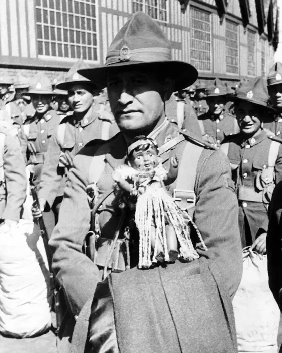 Framed Print : Maori soldier carries his Maori doll as a mascot as he arrives in Britain to take part in Framed Print : Maori soldier carries his Maori doll as a mascot as he arrives in Britain to take part in