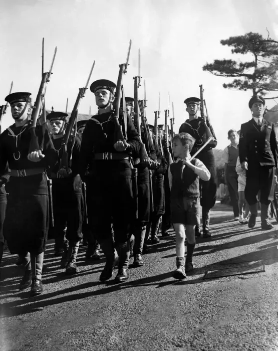 Framed Print : Marching off to war Bobbie Lee marching beside aguard of Royal Naval sailors
