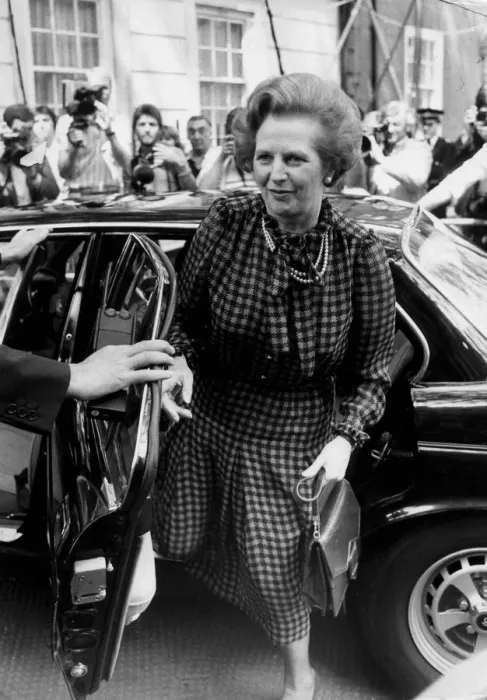 Framed Print : Margaret Thatcher arriving at Tory HQ in Smith Square getting out of car - June 1983 Framed Print : Margaret Thatcher arriving at Tory HQ in Smith Square getting out of car - June 1983