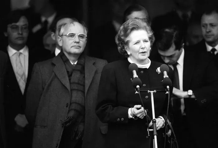 Framed Print : Margaret Thatcher Dec 1987 meets President Mikhail Gorbachev at RAF base Brize Norton