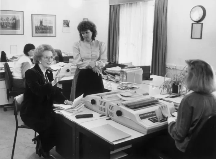 Framed Print : MARGARET THATCHER IN THE DOWNING STREET SECRETARIAL OFFICES - OCTOBER 1986 Framed Print : MARGARET THATCHER IN THE DOWNING STREET SECRETARIAL OFFICES - OCTOBER 1986