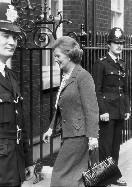 MARGARET THATCHER ENTERS 10 DOWNING STREET - 14TH APRIL 1980 14  /  04  /  1980
