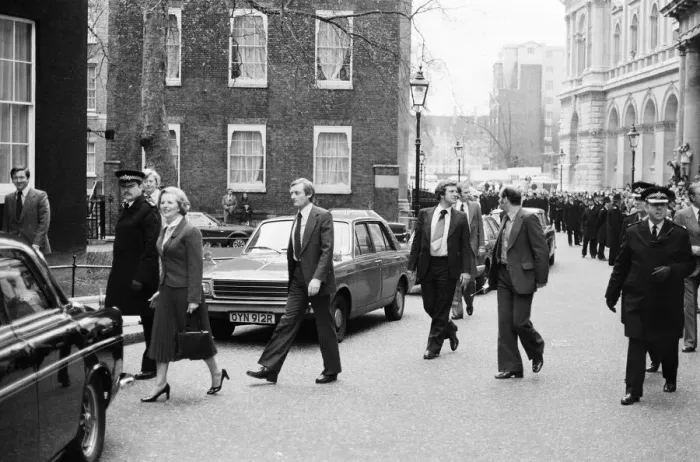 Framed Print : Margaret Thatcher enters Number 10 Downing Street after her historic election victory Framed Print : Margaret Thatcher enters Number 10 Downing Street after her historic election victory