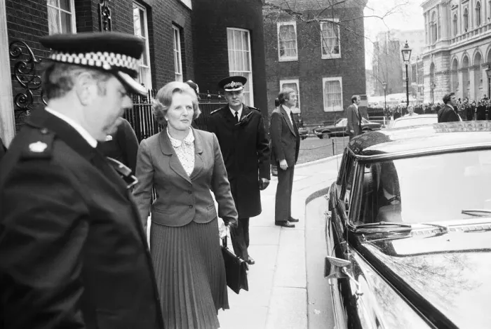 Framed Print : Margaret Thatcher enters Number 10 Downing Street after her historic election victory Framed Print : Margaret Thatcher enters Number 10 Downing Street after her historic election victory
