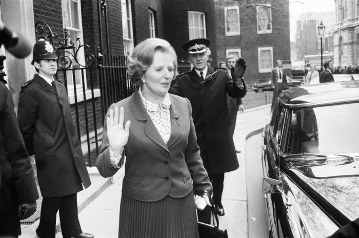 Framed Print : Margaret Thatcher enters Number 10 Downing Street after her historic election victory