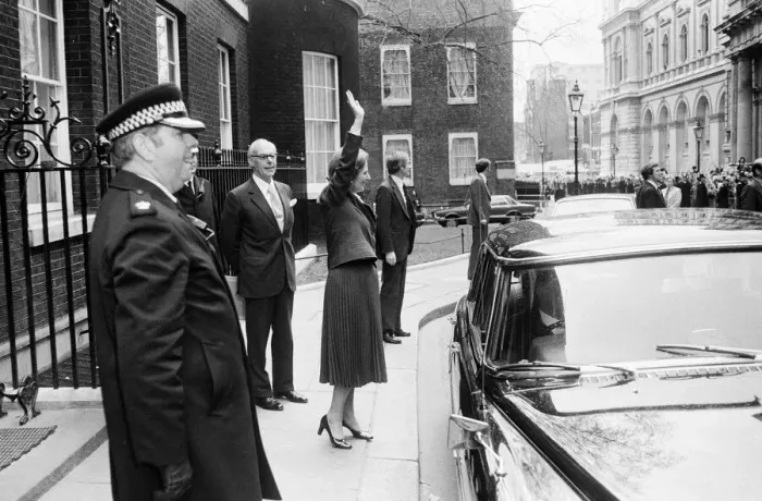 Framed Print : Margaret Thatcher enters Number 10 Downing Street after her historic election victory Framed Print : Margaret Thatcher enters Number 10 Downing Street after her historic election victory